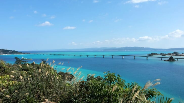 古宇利島と古宇利大橋が見える風景。夢のような青い海。