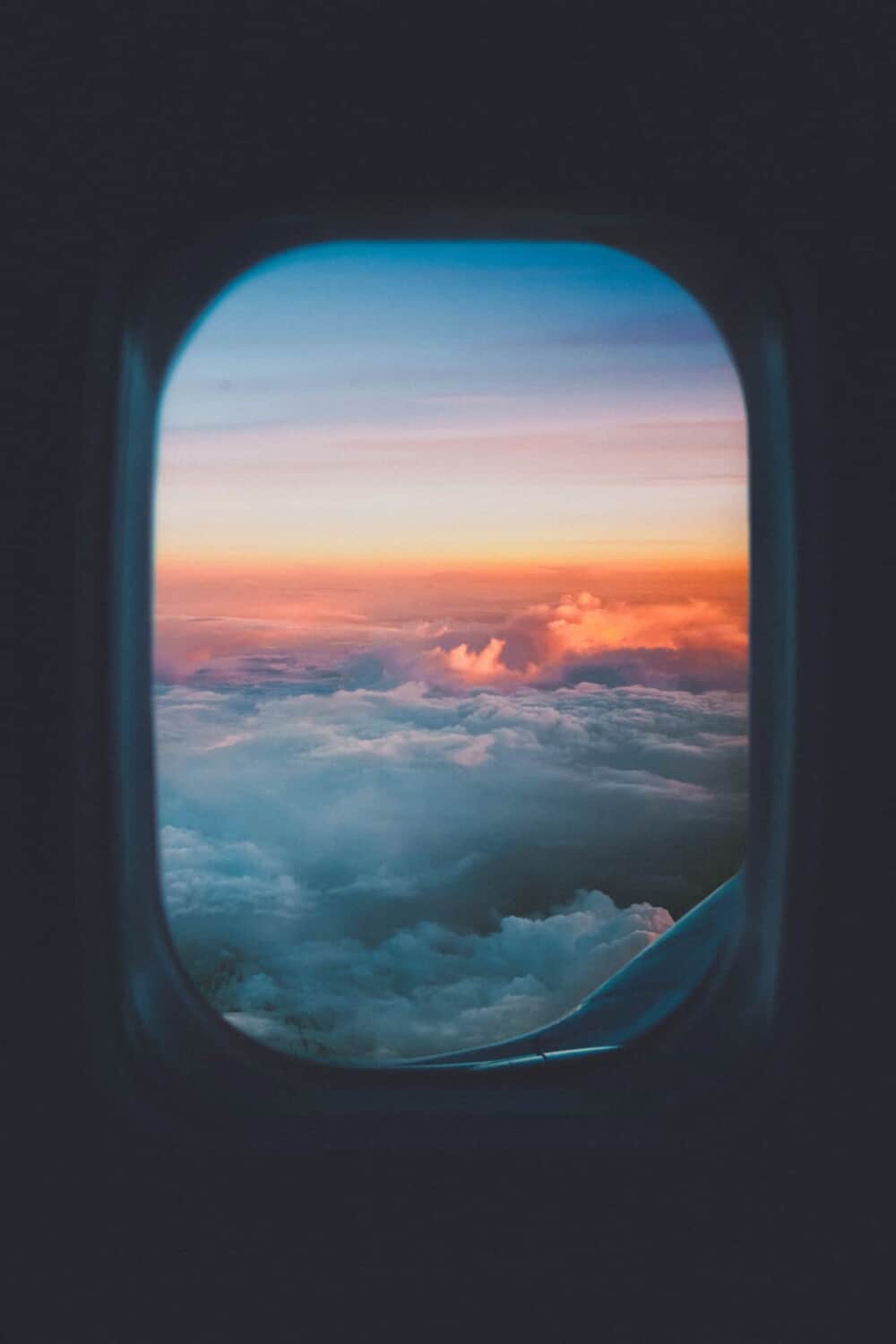 飛行機の窓からみえる景色