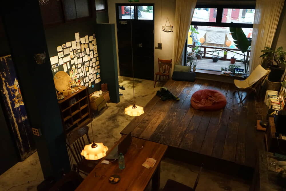 ミアオコのリビングルーム。木製のデッキはリーリーが自ら組み立てたのだそう。