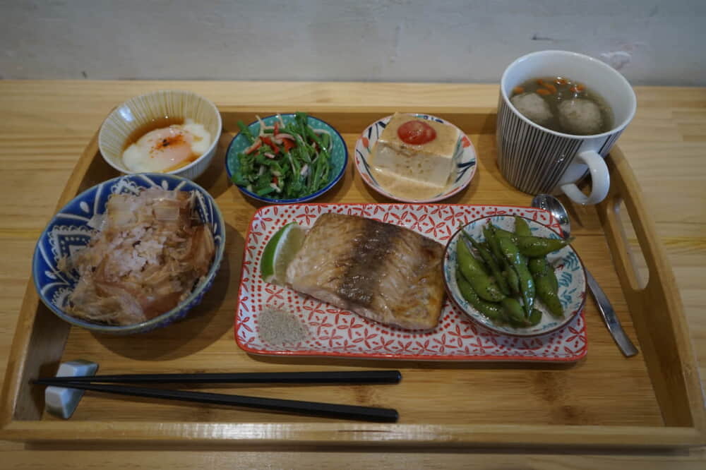 近所の「安口食堂」で食べた焼き魚定食