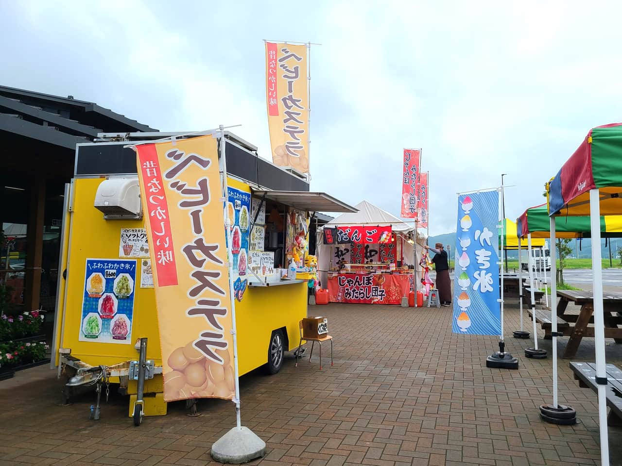 お祭りのように出店やキッチンカーが並ぶ道の駅かくだ