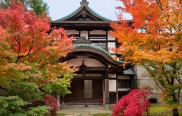 紅葉したもみじに囲まれた、人のいない京都の寺の建物